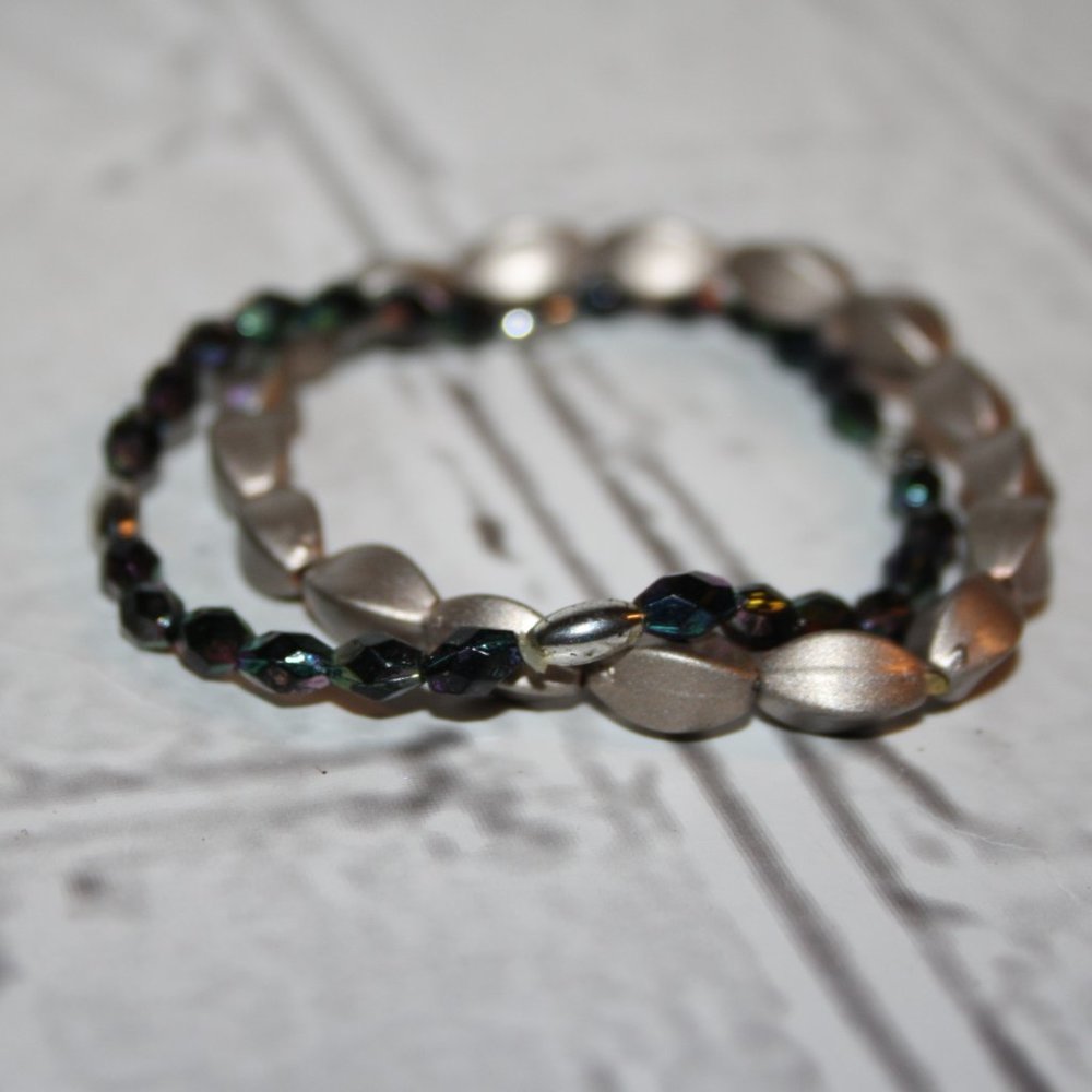 Beautiful light gold and metallic purple beaded bracelet set 7"